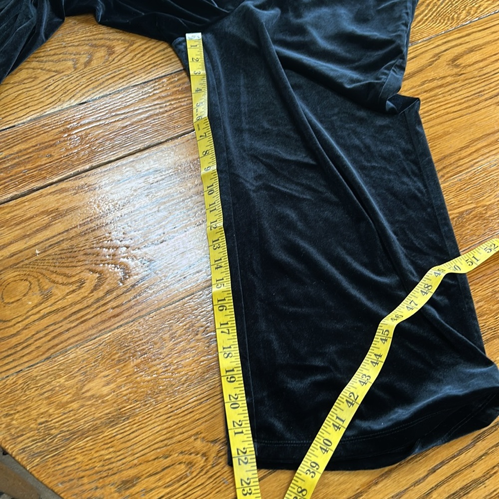 Abercrombie & Fitch velvet crop pants.  Side zip, pockets. Black. Medium. - Picture 9 of 10